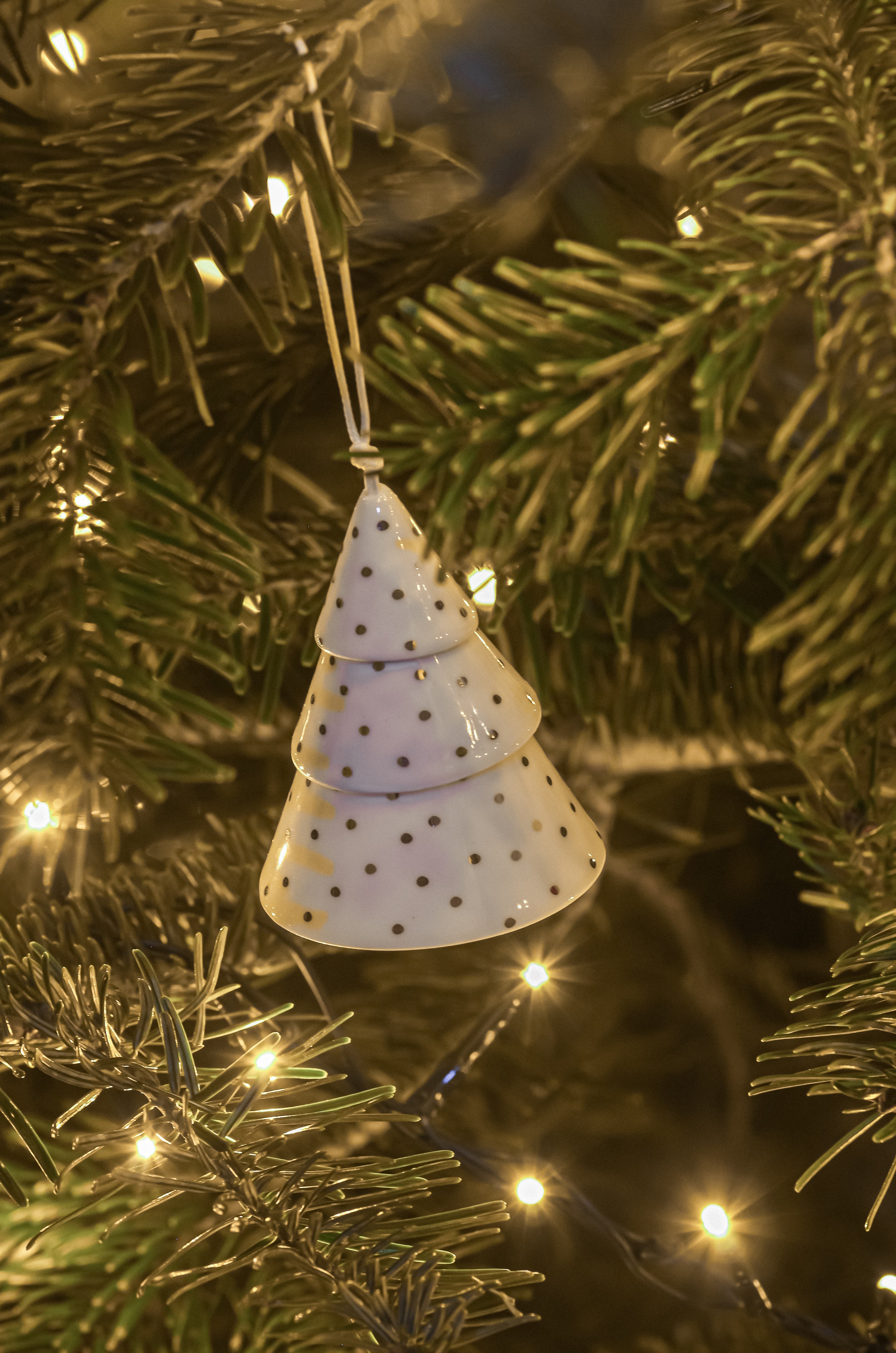 AULOOS Décoration Murale Lumineuse à Suspendre Pour Sapin De Noël - Échelle En Bois Naturel Blanc, Flocons Et Guirlande LED, Idéale Petits Espaces
